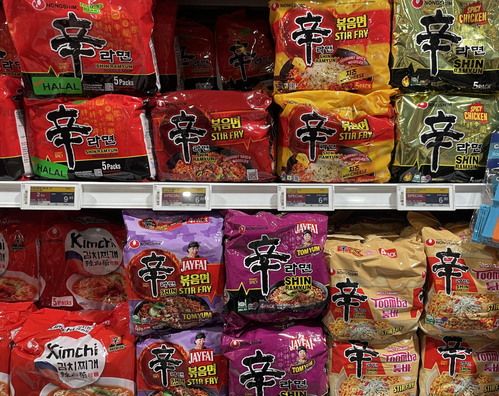 싱가포르에서 판매되고 있는 다양한 신라면 제품들